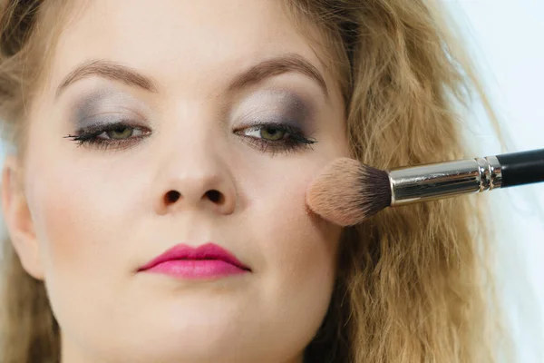 Make Beauty Makeup Artist Applying Brush Powder Rouge Female Check — Stock Photo, Image