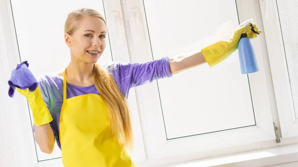 Jonge Huisvrouw Schonere Vrouw Wassen Venster Thuis Met Behulp Van — Stockfoto