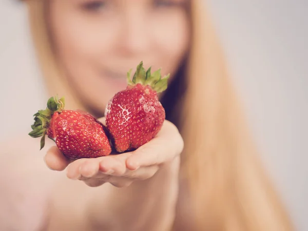 Νεαρή Γυναίκα Παρουσιάζοντας Φρέσκιες Φράουλες Φρούτα Γκρι Υγιεινό Γεύμα Πιο — Φωτογραφία Αρχείου