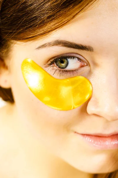 Mujer Aplicando Parches Colágeno Dorado Bajo Los Ojos Máscara Quitando — Foto de Stock