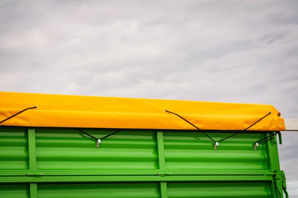 Gele Zeildoek Met Touw Aan Aanhangwagen Bevestigd — Stockfoto