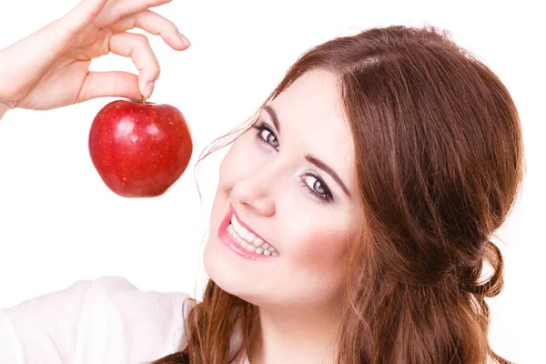 Mulher Segurando Fruta Maçã Vermelha Mão Perto Rosto Sorrindo Isolado — Fotografia de Stock