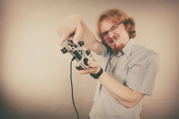 Nerd Geek Jovem Adulto Homem Jogando Console Vídeo Segurando Almofada — Fotografia de Stock