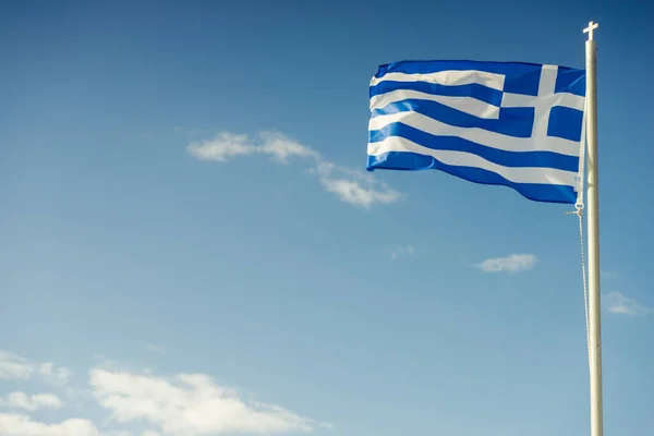 Bandera Griega Ondeando Aire Libre Con Viento Contra Cielo Azul —  Fotos de Stock