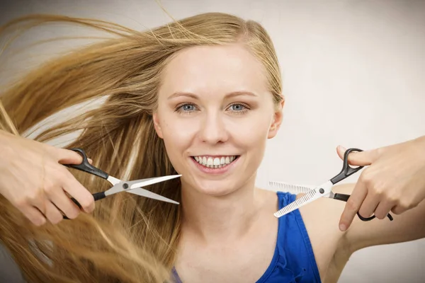 Hajvágás Coiffure Hajápolási Koncepció Őrült Lány Fúj Hosszú Szőke Haj — Stock Fotó