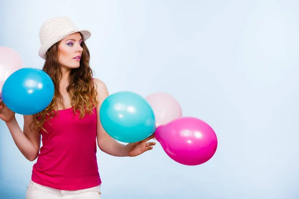 Mujer Encantadora Chica Jugando Con Muchos Globos Colores Verano Alegría —  Fotos de Stock