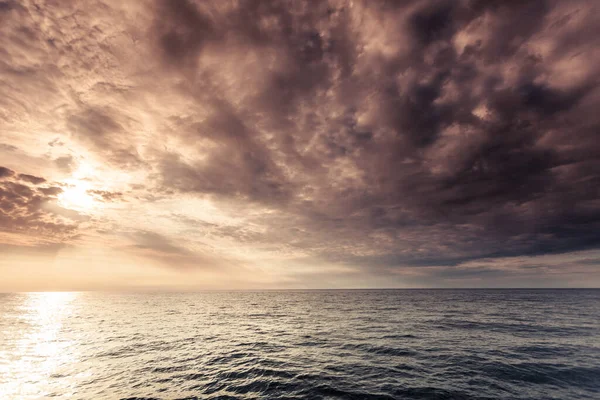 Güzel Deniz Manzaralı Akşam Baltık Deniz Batımı Ufku Bulutlu Gökyüzü — Stok fotoğraf