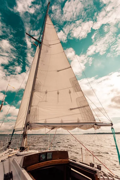 Яхта Парусной Лодке Солнечную Летнюю Погоду Спокойной Голубой Морской Воде — стоковое фото
