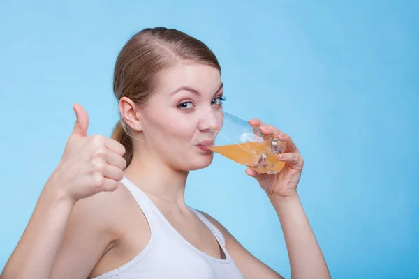 Voedsel Gezondheid Concept Vrouw Met Een Glas Sinaasappeldrank Drank Erop — Stockfoto