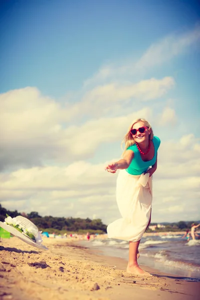 Aantrekkelijke Blonde Vrouw Draagt Lange Romantische Jurk Wandelen Het Strand — Stockfoto