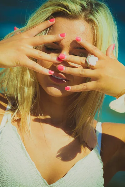 Красивая Молодая Блондинка Пляжном Накидке Руками Женская Мода Активно Проводит — стоковое фото