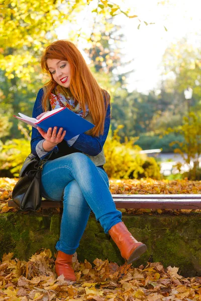 Naturaleza Gente Concepto Otoñal Chica Pelirroja Está Leyendo Libro Parque —  Fotos de Stock