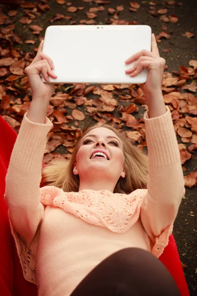 Herbstzeit Menschen Draußen Schöne Frau Mit Digitalem Tablet Junge Frau — Stockfoto