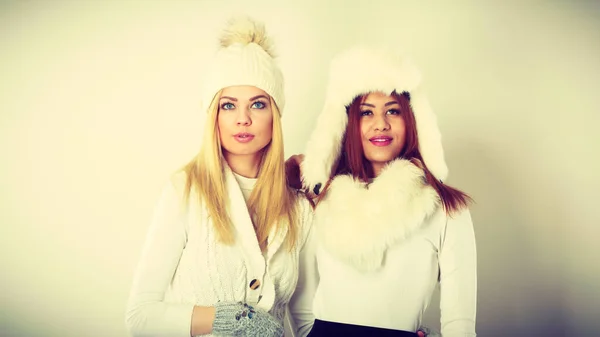 时尚模特的概念 两个穿冬衣的女人穿着保暖衣服的金发和混血儿 — 图库照片