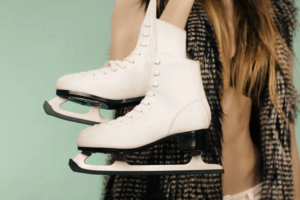 Inverno Desporto Conceito Pessoas Senhora Com Patins Gelo Perto — Fotografia de Stock