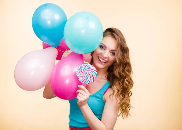 Frau Attraktive Fröhliche Mädchen Mit Bunten Luftballons Und Süßen Lutschern — Stockfoto