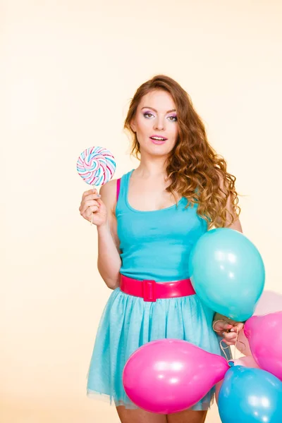 Vrouw Aantrekkelijk Vrolijk Meisje Met Kleurrijke Ballonnen Zoete Lolly Handen — Stockfoto