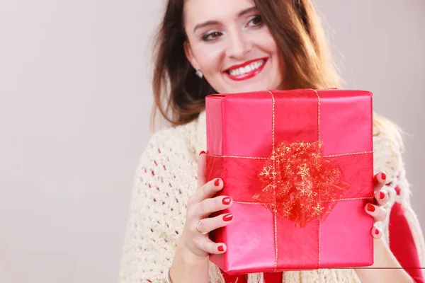 Χαρούμενη Γυναίκα Που Κρατάει Μεγάλο Κόκκινο Κουτί Δώρου Χριστουγεννιάτικη Γιορτή — Φωτογραφία Αρχείου