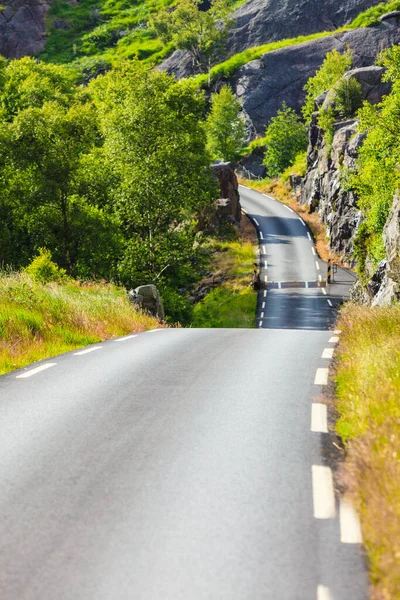 Camino Que Atraviesa Las Montañas Noruegas Verano Hermoso Paisaje —  Fotos de Stock