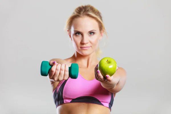 Mulher Ajuste Desportivo Segurando Pesos Halteres Leves Frutas Maçã Outra — Fotografia de Stock