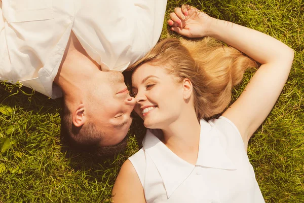 関係の目標は 永遠に概念を愛する 男と女はデートをしながら草の上に横になりロマンチックな時間を一緒に過ごす — ストック写真