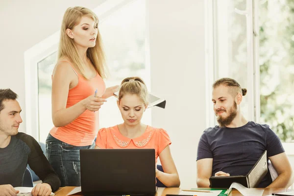 Leren Helpen Technologie Concept Vrouw Jonge Leraar Leraar Met Volwassen — Stockfoto