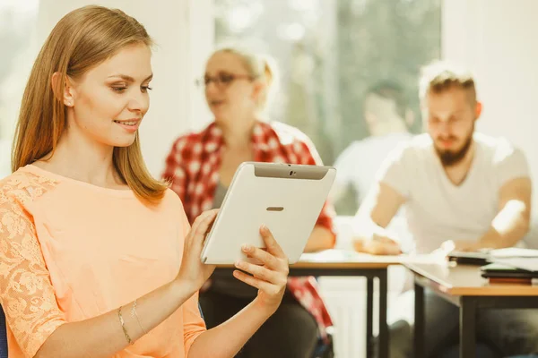 Εκπαίδευση Γυμνάσιο Ψηφιακή Έννοια Online Μάθησης Κορίτσι Φοιτητής Υπολογιστή Tablet — Φωτογραφία Αρχείου