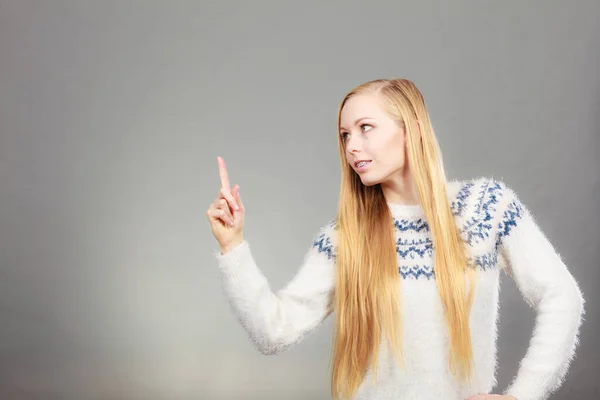 Prestando Atención Algo Concepto Publicidad Adolescente Rubia Invierno Saltador Peludo —  Fotos de Stock