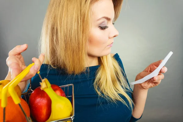 Mujer Preocupada Sosteniendo Cesta Compra Con Frutas Mirando Recibo Factura —  Fotos de Stock