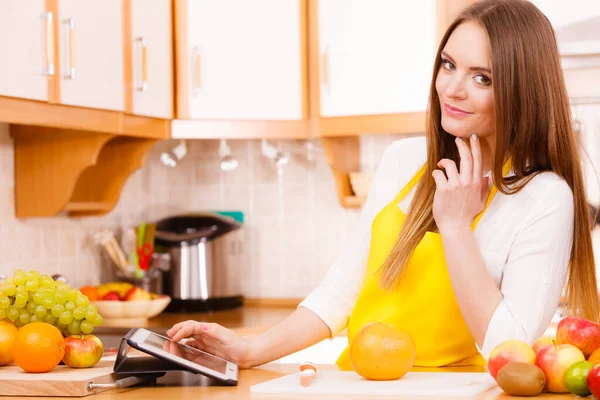 Mujer Joven Ama Casa Cocina Con Muchas Frutas Mostrador Utilizando — Foto de Stock