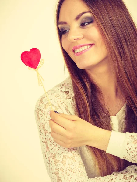 情人节礼物的概念 美丽的女人握着爱情的标志 心形木棍 — 图库照片