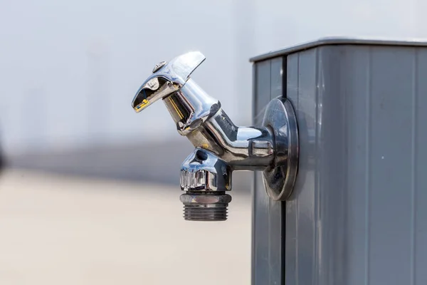 Hidratación Durante Concepto Caminar Agua Grifo Metálica Pequeña Exterior Para —  Fotos de Stock