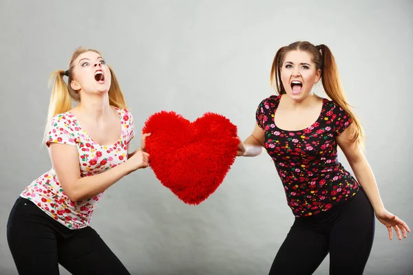 Zwei Aggressive Junge Frauen Teenageralter Die Sich Streiten Und Herzförmige — Stockfoto