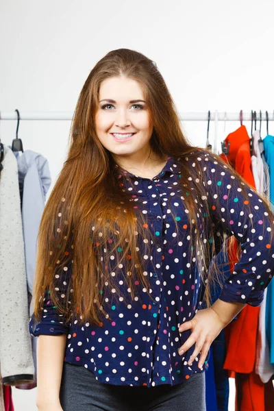 Счастливая Молодая Женщина Время Покупок Выбирает Одежду Идеального Модного Наряда — стоковое фото