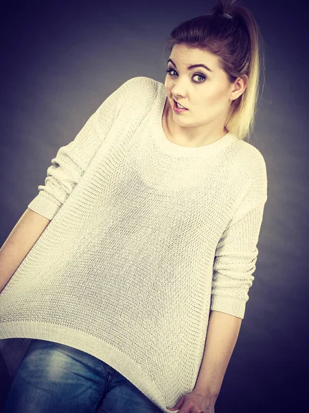 Kobieta Noszenia Zbyt Duży Sweter Nie Montaż Odchudzaniu Szare Tło — Zdjęcie stockowe