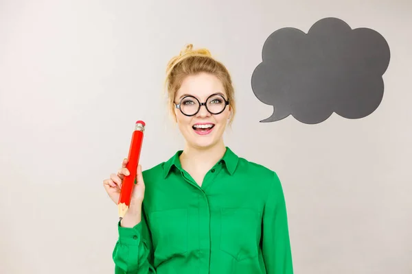 Studentisch Aussehende Frau Mit Nerdbrille Die Einen Großen Überdimensionalen Bleistift — Stockfoto