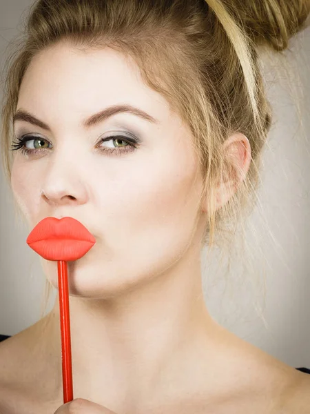 Αστεία Γυναίκα Που Κρατάει Μεγάλα Κόκκινα Χείλη Στο Ξύλο Ξανθιά — Φωτογραφία Αρχείου