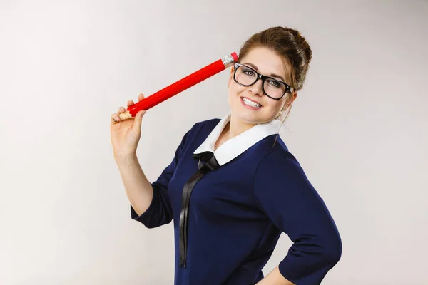 Mujer Sonriente Positiva Estudiante Maestra Sosteniendo Gran Dibujo Lápiz Rojo — Foto de Stock