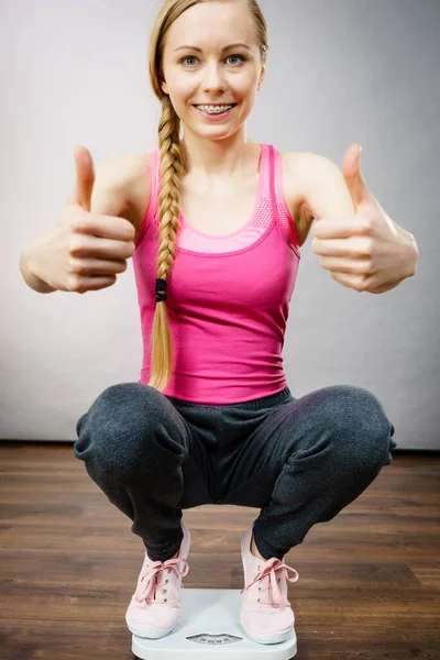 Tiener Vrouw Badkamer Schaal Machine Denken Gewichtsverlies Juiste Lichaamsgewicht Tonen — Stockfoto