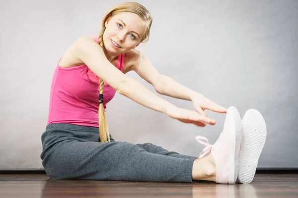 Young Blonde Woman Sportswear Sitting Wooden Floor Indoor Stretching Legs — Stock Photo, Image