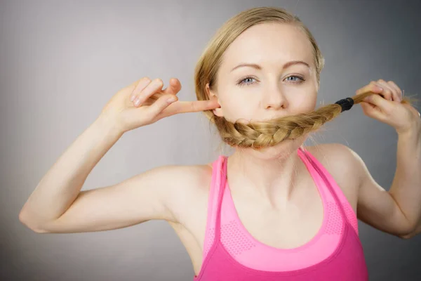 Mladá Žena Ucpal Ústa Blond Vlasy Opletení Vlasová Kosmetika Kadeřnictví — Stock fotografie