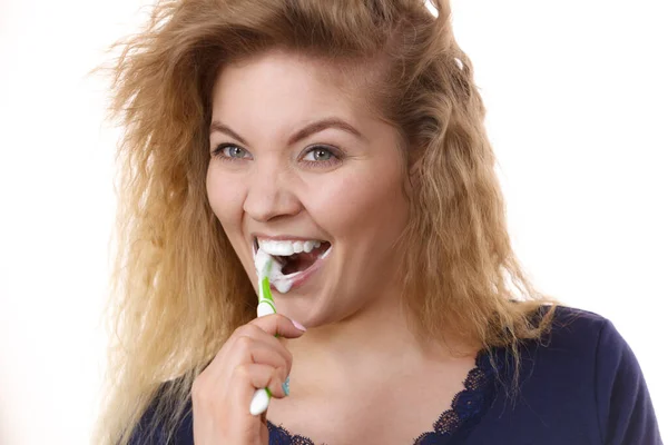 Žena Čistí Zuby Pozitivní Holka Zubním Kartáčkem Ústní Hygiena Izolováno — Stock fotografie