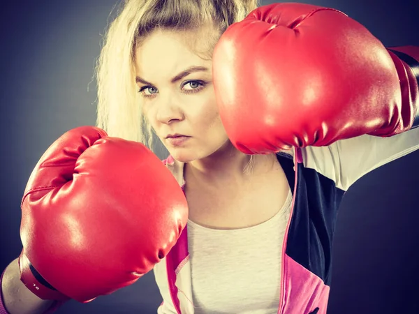 Donna Determinata Arrabbiata Sportiva Che Indossa Guanti Boxe Rossi Che — Foto Stock