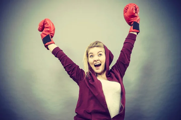 Sportliche Frau Mit Roten Boxhandschuhen Gewonnenem Kampf Motiviertem Gefühl Von — Stockfoto