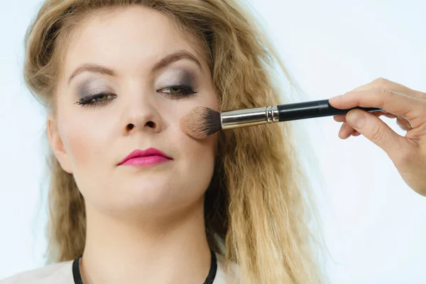 Trucco Bellezza Truccatore Applicando Con Polvere Pennello Rouge Sul Controllo — Foto Stock