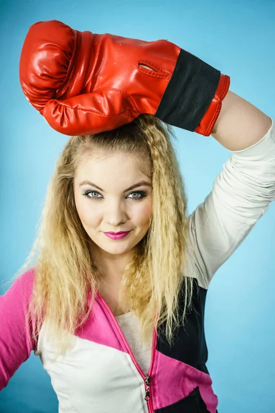 Grappig Blond Meisje Vrouwelijke Bokser Groot Plezier Rood Handschoenen Spelen — Stockfoto