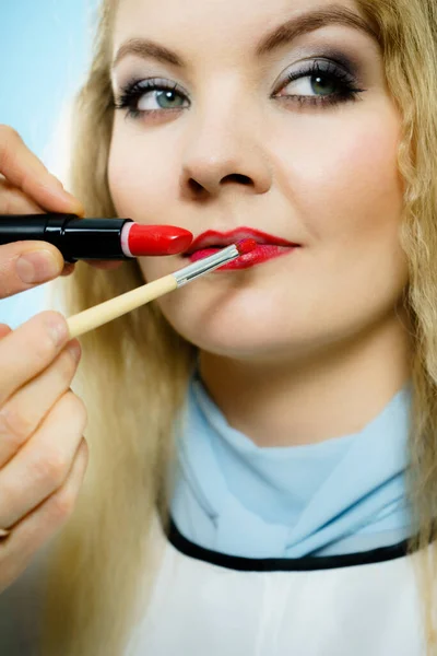 Profesjonalny Makijaż Artysta Stosujący Modelce Kobieta Moda Usta Czerwony Błyszczyk — Zdjęcie stockowe