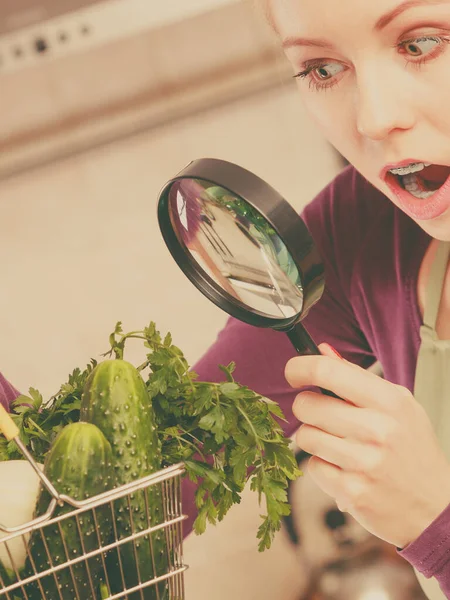 건강에 다이어트 식품을 주방에 야채를 가지고 여자가 바구니 트롤리에서 돋보기를 — 스톡 사진