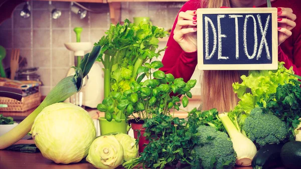 Kobieta Kuchni Wiele Zielonych Warzyw Prezentując Płyty Detox Znak — Zdjęcie stockowe