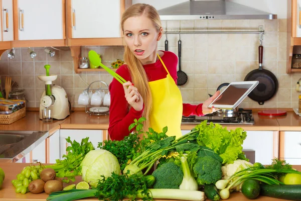 Mladá Žena Kuchyni Mnoha Zelenou Zeleninou Stole Drží Tablet Přemýšlet — Stock fotografie